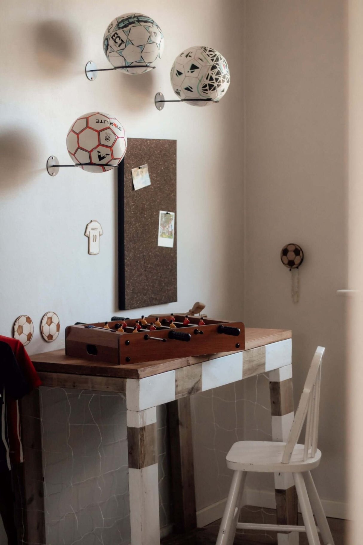 Bollhållare för vägg – svart stål (inklusive svarta skruvar)