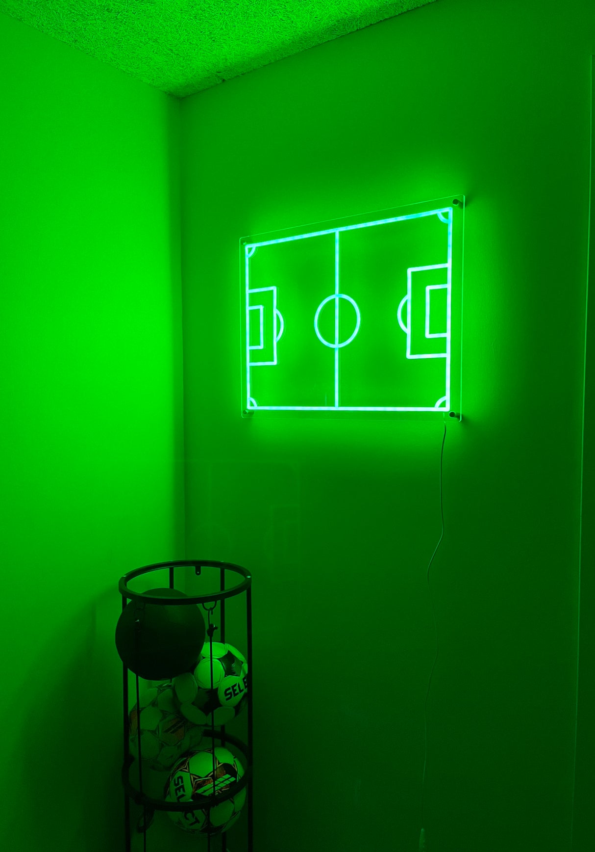 Fußball-Wandleuchte – Grünes Neon, dimmbare LED-Beleuchtung (60x47 cm)