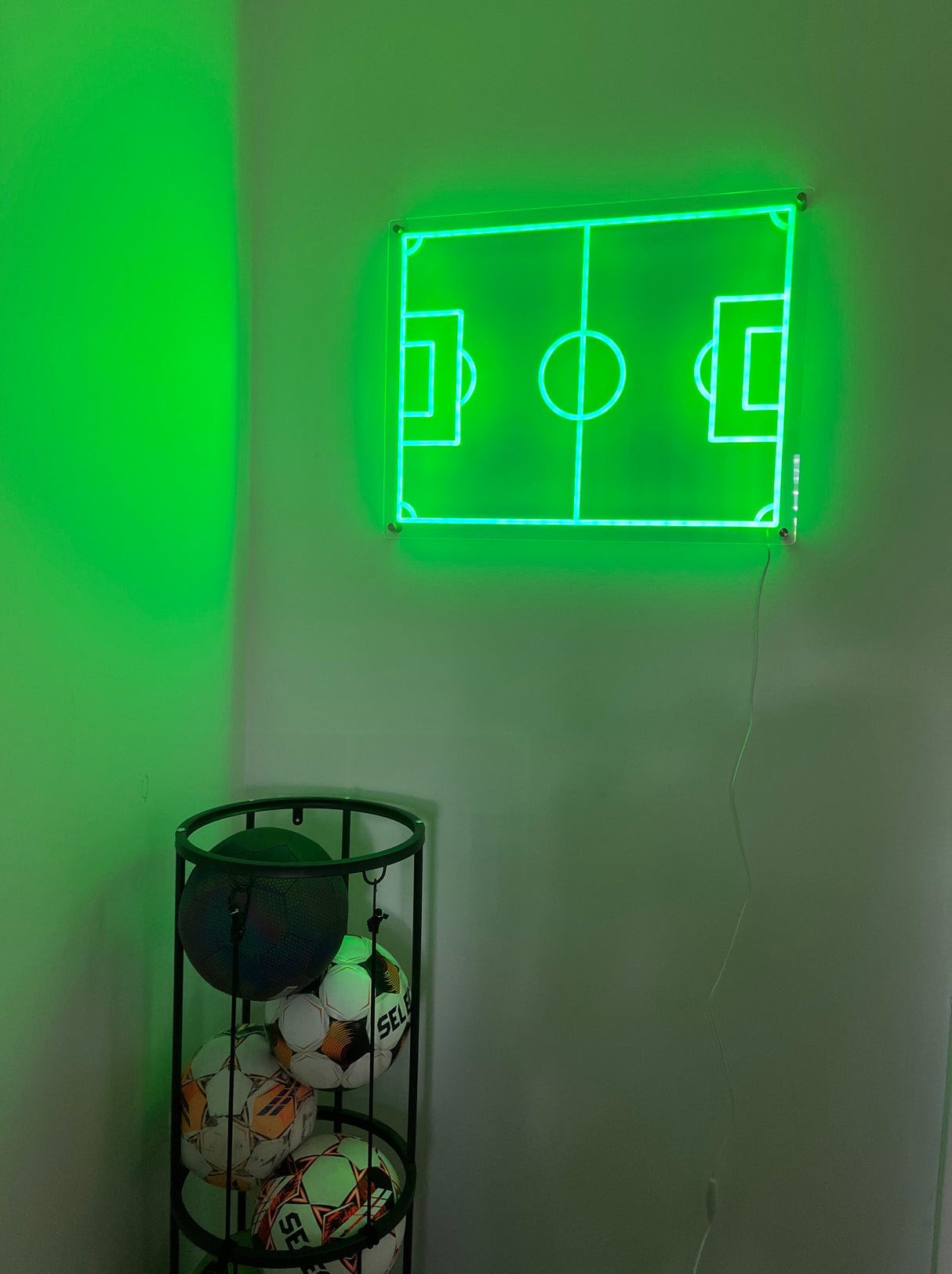 Fußball-Wandleuchte – Grünes Neon, dimmbare LED-Beleuchtung (60x47 cm)