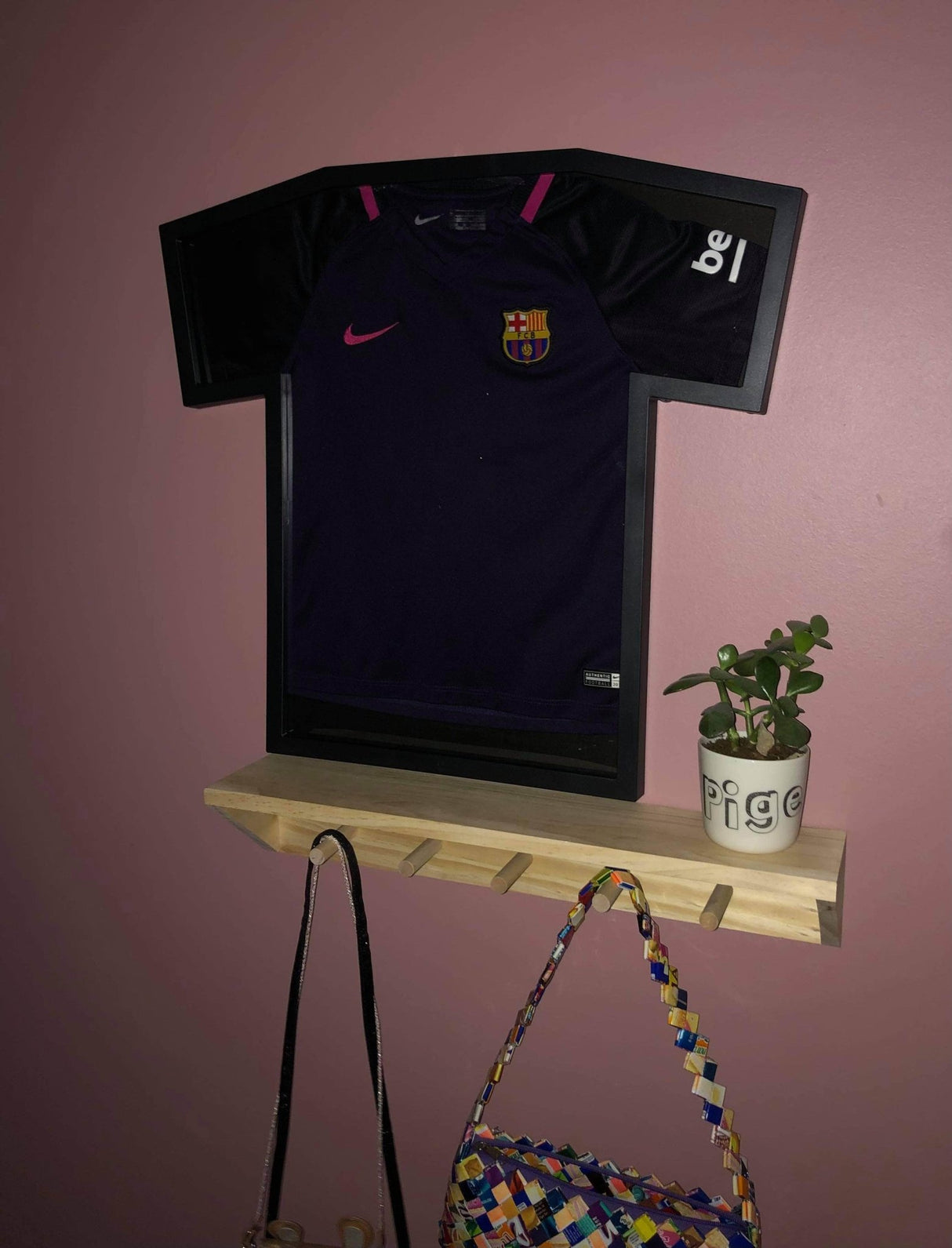 DEMO Ramme til fodboldtrøje - Medium str. - UMBRA t-shirt ramme - Lukaki.dkRamme har været knækket. Er repareret - Ramme til fodboldtrøje - Medium str. - UMBRA t-shirt ramme