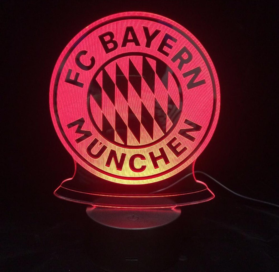 FC Bayern München 3D Fodbold lampe - Lyser i 7 farver - Lukaki.dkFC Bayern München 3D Fodbold lampe - Lyser i 7 farver