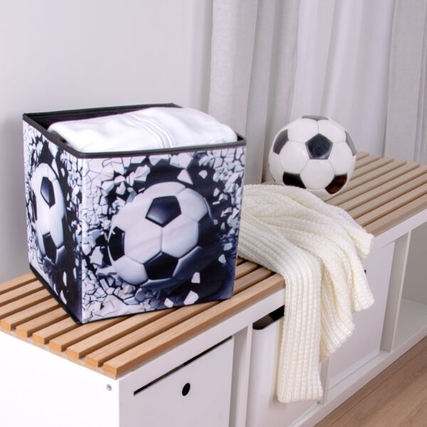 Opbevaringsboks med 3D fodboldmotiv – 30x30x30 cm - Lukaki.dkOpbevaringsboks med 3D fodboldmotiv – 30x30x30 cm