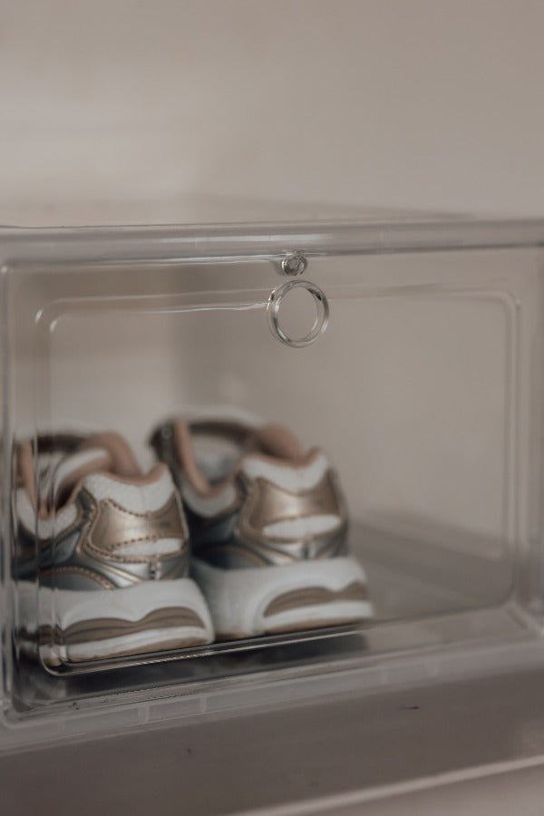 Sneakerbox / skokasse med drop down låg - klar plast - Lukaki.dkSneakerbox / skokasse med drop down låg - klar plast