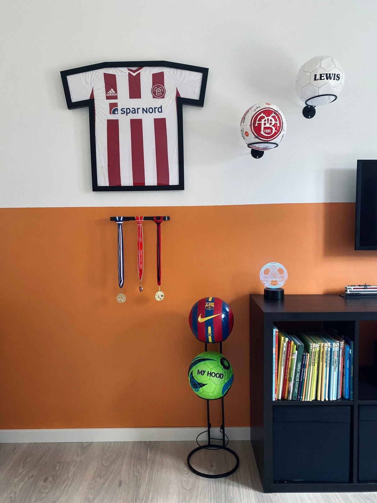 UMBRA T-shirt ramme med AaB fodboldtrøje indrammet