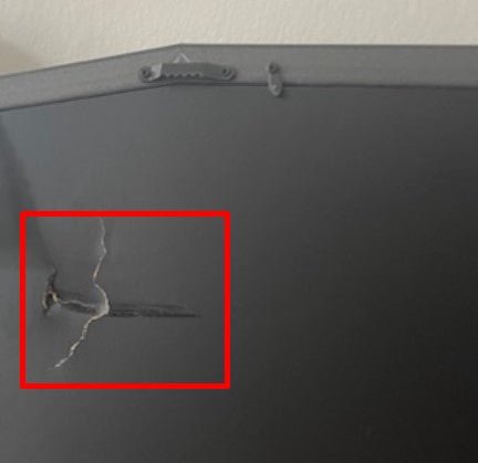 DEMO (se skaden på billede 2) Ramme til fodboldtrøje - Medium str. - UMBRA t-shirt ramme ( Har en skade på bagsiden. Denne skade er uden effekt på produktets udseende og funktionalitet, når den er monteret. ) - Lukaki.dk