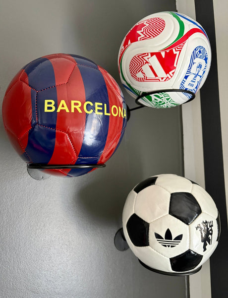 FC Barcelona Fodbold og boldholder til væg (inkl. sorte skruer) - Lukaki.dk