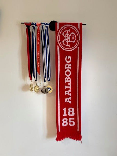 Medaljeholder til væg i sort stål – 40 cm | Inkl. sorte skruer - Lukaki.dk