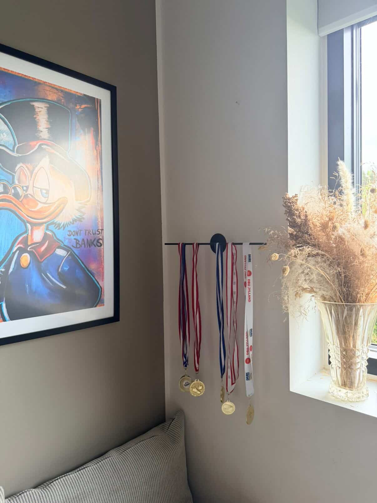 Medaljeholder til væg i sort stål – 40 cm | Inkl. sorte skruer - Lukaki.dk