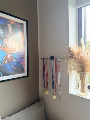 Medaljeholder til væg i sort stål – 40 cm | Inkl. sorte skruer - Lukaki.dk