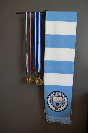 Medaljeholder til væg i sort stål – 40 cm | Inkl. sorte skruer - Lukaki.dk