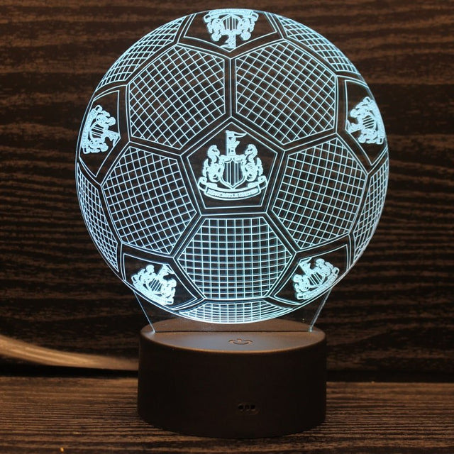 Newcastle 3D Fodbold lampe - Lyser i 7 farver - Lukaki.dkNewcastle 3D Fodbold lampe - Lyser i 7 farver