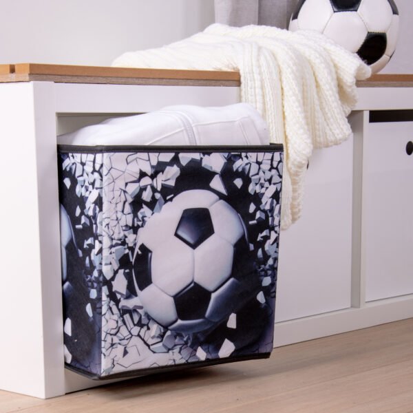 Opbevaringsboks med 3D fodboldmotiv – 30x30x30 cm - Lukaki.dkOpbevaringsboks med 3D fodboldmotiv – 30x30x30 cm