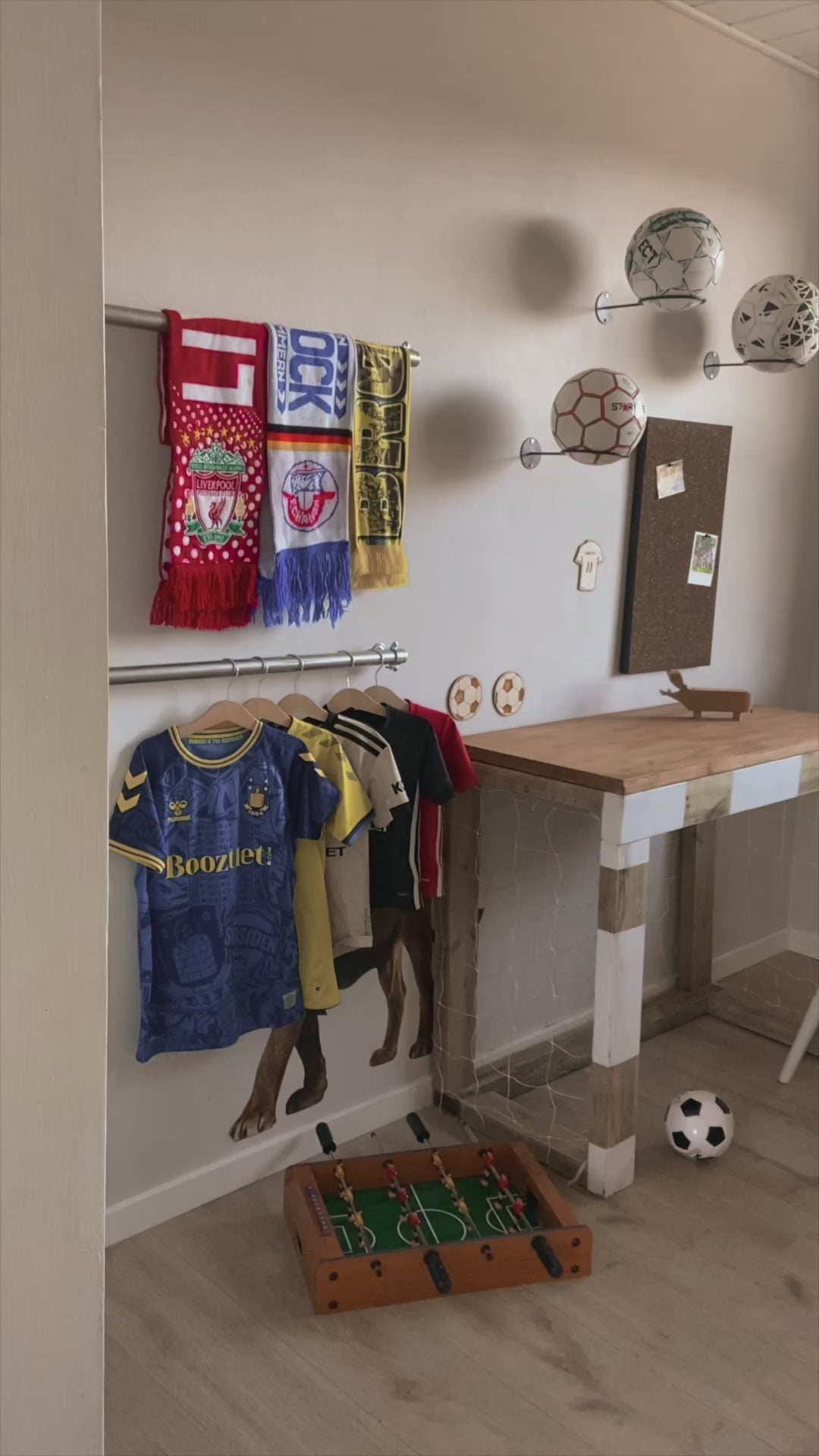 4 Stk. Ballhalter für die Wand – schwarzer Stahl (inkl. schwarzen Schrauben)