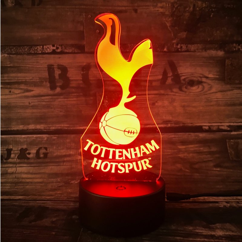 Tottenham 3D Fodbold lampe - Lyser i 7 farver - Lukaki.dkTottenham 3D Fodbold lampe - Lyser i 7 farver