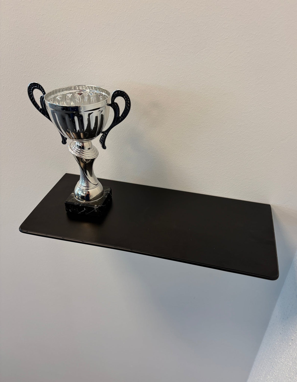 Trofæhylde i sort stål – 35 cm | Inkl. sorte skruer - Lukaki.dk