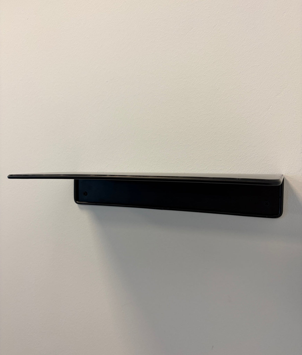 Trofæhylde i sort stål – 35 cm | Inkl. sorte skruer - Lukaki.dk