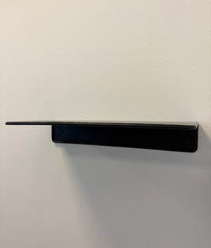 Trofæhylde i sort stål – 35 cm | Inkl. sorte skruer - Lukaki.dk